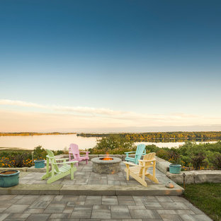 トロントの中サイズのトランジショナルスタイルのおしゃれな裏庭のテラス (ファイヤーピット、天然石敷き、日よけなし) の写真