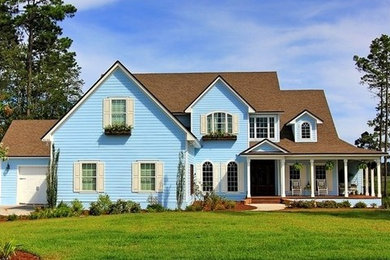 Example of a classic exterior home design in Jacksonville