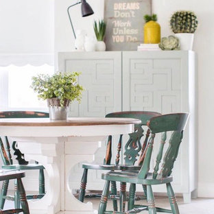 リムリックの中サイズのコンテンポラリースタイルのLDKの画像 (白い壁、ラミネートの床、ベージュの床)