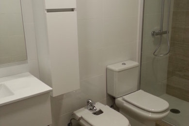 Foto de cuarto de baño clásico renovado de tamaño medio con armarios con paneles lisos, puertas de armario blancas, ducha empotrada, bidé, paredes blancas, suelo de madera en tonos medios, aseo y ducha y lavabo integrado