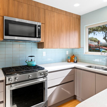 Warm Mid-Century-Modern Kitchen