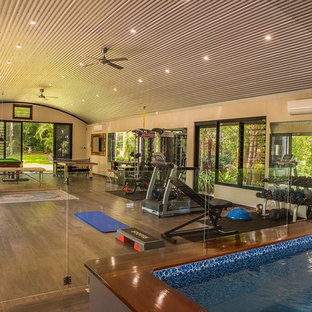 サンシャインコーストの大きいトロピカルスタイルのおしゃれな多目的ジムの写真