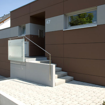 Hauseingang mit Treppe aus Sichtbeton