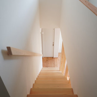 Imagen de escalera suspendida y papel pintado, nórdica, pequeña, con escalones de madera, contrahuellas de madera, barandilla de madera y papel pintado