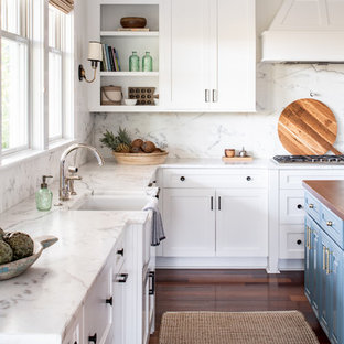 Пример оригинального дизайна: большая п-образная кухня в морском стиле с кладовкой, раковиной в стиле кантри, фасадами в стиле шейкер, белыми фасадами, мраморной столешницей, белым фартуком, фартуком из мрамора, техникой из нержавеющей стали, паркетным полом среднего тона, островом, красным полом и белой столешницей