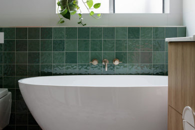 ブリスベンにあるトロピカルスタイルのおしゃれな浴室の写真