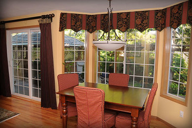 Example of a classic kitchen design in Seattle