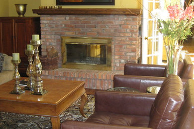 Example of a classic living room design in Toronto