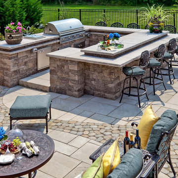 Traditional Style Outdoor Kitchen