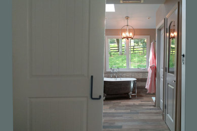 Example of a country bathroom design in Nashville