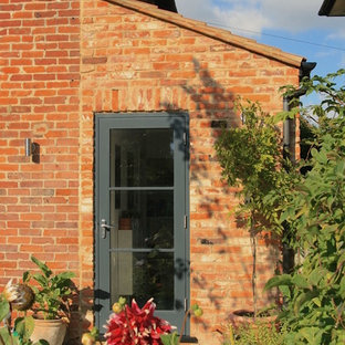 Mittelgroßes, Zweistöckiges Stilmix Haus mit Backsteinfassade und Halbwalmdach in Surrey