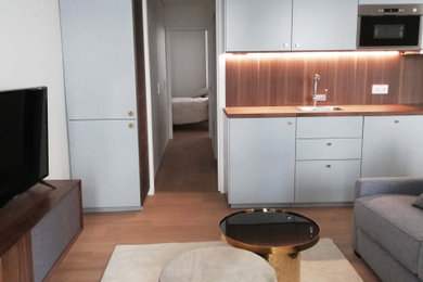 Cette photo montre une cuisine ouverte linéaire et bicolore tendance en bois foncé avec un plan de travail en bois.