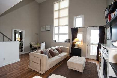 Example of a trendy living room design in Toronto
