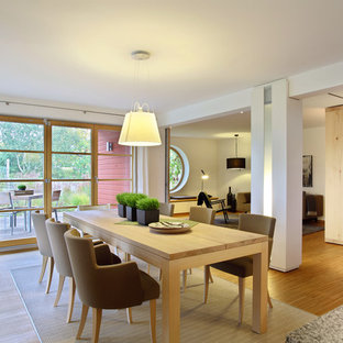 Mittelgroße Nordische Wohnküche mit weißer Wandfarbe und Bambusparkett in Sonstige