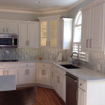 Linear Carrara on a vertical lay complimenting a Quartz counter top