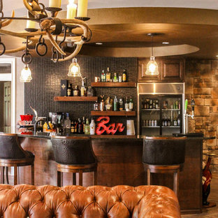オースティンのサンタフェスタイルのおしゃれなホームバーの写真