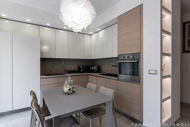 Immagine di una piccola cucina abitabile minimalista con pavimento in marmo e pavimento beige