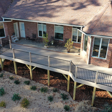 Deck & Screened Gazebo Overlooking the Lake