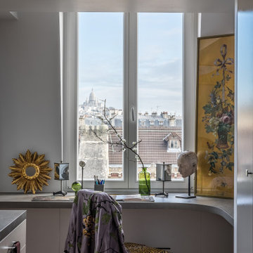 Un bureau clair et classique avec une vue sur les toits parisiens