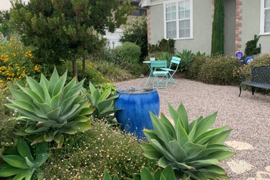 Inspiration for a coastal landscaping in Los Angeles.
