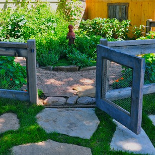 Mittelgroßer, Halbschattiger Eklektischer Kiesgarten im Sommer, hinter dem Haus in Denver