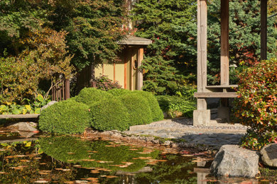 Свежая идея для дизайна: осенний японский сад среднего размера на боковом дворе в восточном стиле с с деревянным забором - отличное фото интерьера