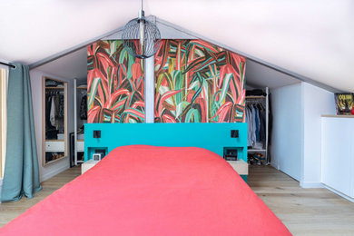 Ejemplo de dormitorio tipo loft y blanco y madera urbano de tamaño medio con paredes verdes, suelo de madera clara, suelo beige y papel pintado