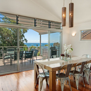 セントラルコーストのビーチスタイルのLDKの画像 (白い壁、無垢フローリング)