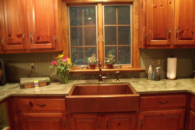 Kitchen - traditional kitchen idea in Richmond