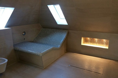 Geräumige Klassische Sauna mit weißer Wandfarbe und beigem Boden in Dortmund