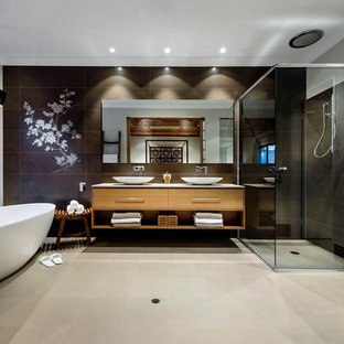 Großes Asiatisches Badezimmer En Suite mit Aufsatzwaschbecken, flächenbündigen Schrankfronten, hellbraunen Holzschränken, freistehender Badewanne, Eckdusche und schwarzen Fliesen in Perth