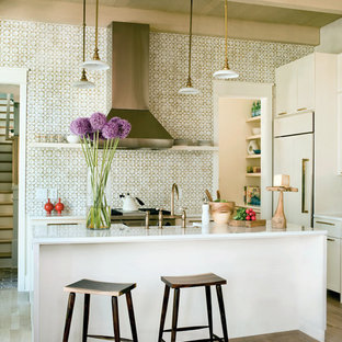 Offene, Zweizeilige Klassische Küche mit Rückwand aus Keramikfliesen, Elektrogeräten mit Frontblende und weißen Schränken in Charleston