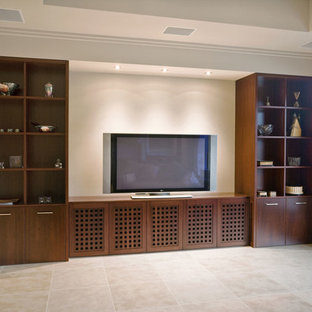 Idée de décoration pour une grande salle de cinéma minimaliste fermée avec un mur beige et un sol en travertin.