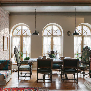 Свежая идея для дизайна: гостиная-столовая в стиле фьюжн с бежевыми стенами и паркетным полом среднего тона - отличное фото интерьера