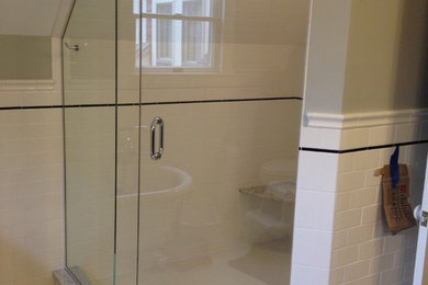 Example of a minimalist bathroom design in Boston