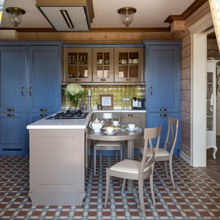 Ejemplo de cocina comedor en L, ecléctica, con puertas de armario azules, suelo de baldosas de cerámica, península y salpicadero gris