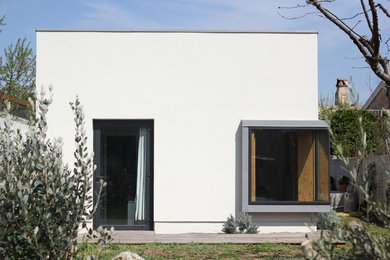 Inspiration pour une façade de maison minimaliste.