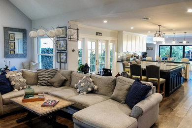 Example of a transitional living room design in San Francisco