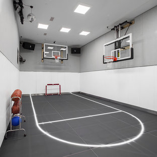 ニューヨークの巨大なコンテンポラリースタイルのおしゃれな室内コート (グレーの壁、グレーの床) の写真