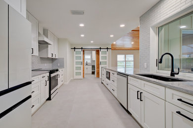 Inspiration for a modern kitchen remodel in Tampa