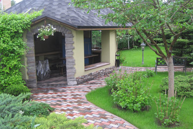На фото: летний регулярный сад среднего размера на внутреннем дворе в современном стиле с полуденной тенью и покрытием из каменной брусчатки с