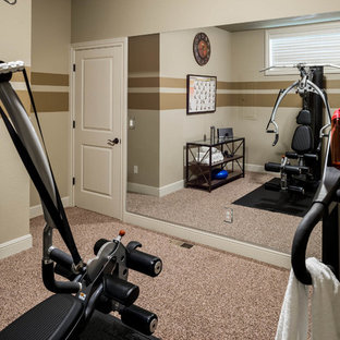 ポートランドの小さいトランジショナルスタイルのおしゃれな多目的ジム (ベージュの壁、カーペット敷き) の写真