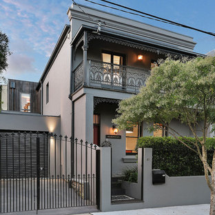 Klassisk inredning av ett stort grått radhus, med två våningar, stuckatur och platt tak