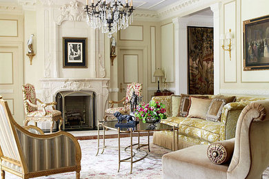 Example of a classic living room design in Boston