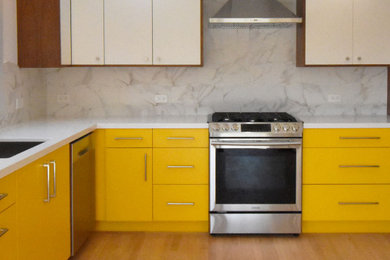 Design ideas for a mid-sized modern l-shaped eat-in kitchen in San Francisco with an undermount sink, flat-panel cabinets, yellow cabinets, quartz benchtops, white splashback, porcelain splashback, stainless steel appliances, medium hardwood floors, no island, brown floor and white benchtop.
