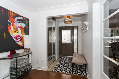 Example of a transitional entryway design in Ottawa