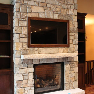 Idéer för ett stort modernt allrum med öppen planlösning, med ett finrum, beige väggar, mellanmörkt trägolv, en standard öppen spis, en spiselkrans i sten, en väggmonterad TV och brunt golv