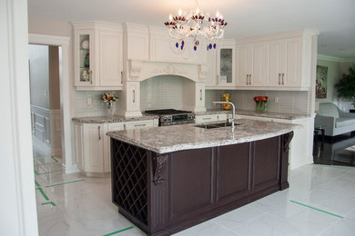 Example of a classic kitchen design in Toronto