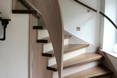 Gewendeltes, Kleines Modernes Treppengeländer Holz mit gebeizten Holz-Treppenstufen und gebeizten Holz-Setzstufen in Dresden