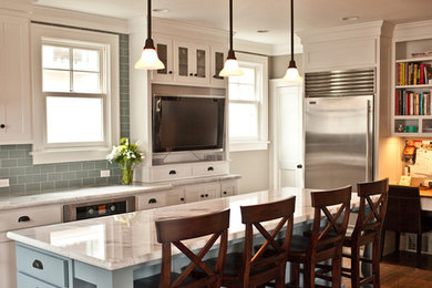 Example of a classic kitchen design in Seattle